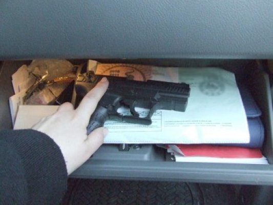 Afacerist prins cu pistol pentru care nu deţine documente